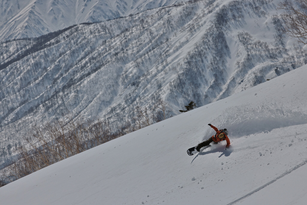 Snowboarder in front of mountain shot on EOS R5 (HDR PQ HEIF converted into HDR PQ-like JPEG)