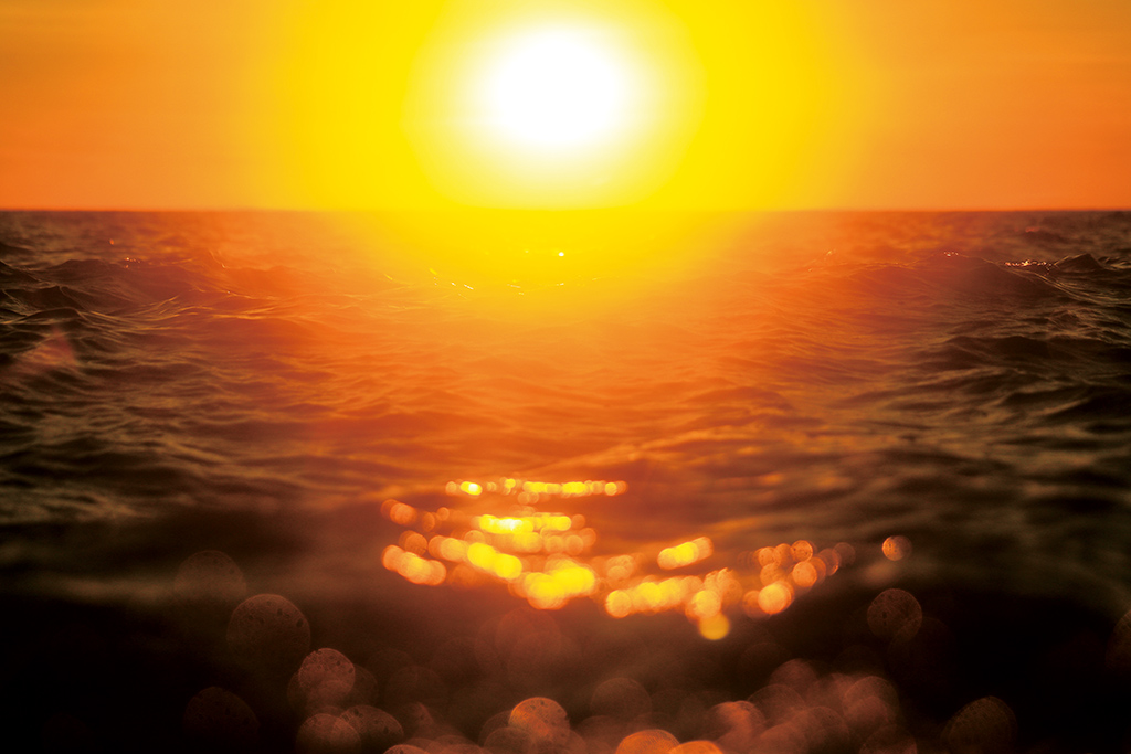 Setting sun over sea