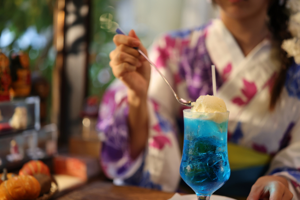 Out-of-focus girl with in-focus ice cream float
