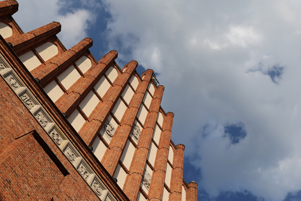 50mm low-angle shot of building 