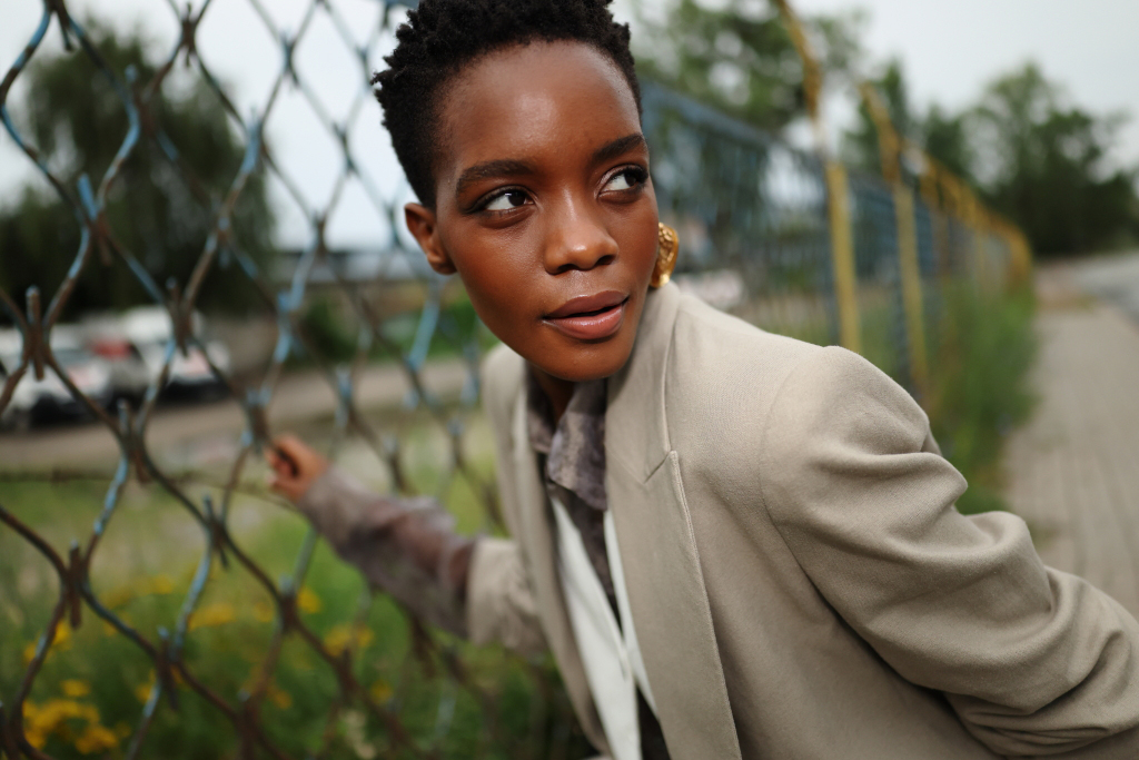 24mm wide-angle half-body close-up shot on RF24mm f/1.4L VCM